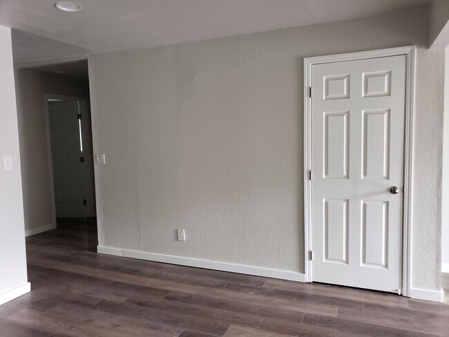 Foto del edificio - Available Soon!