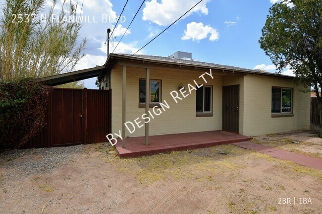Foto del edificio - Midtown 2 Bed 1 Bath Home on Huge Lot