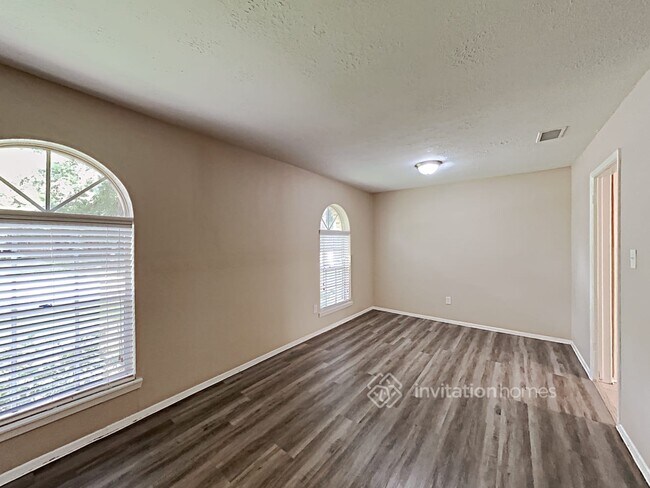 Foto del edificio - 16303 Tibet Rd
