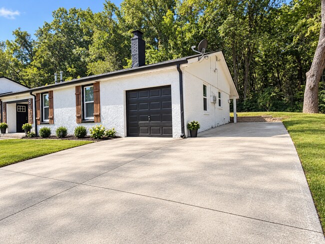 Foto del edificio - 8850 Woodland Dr