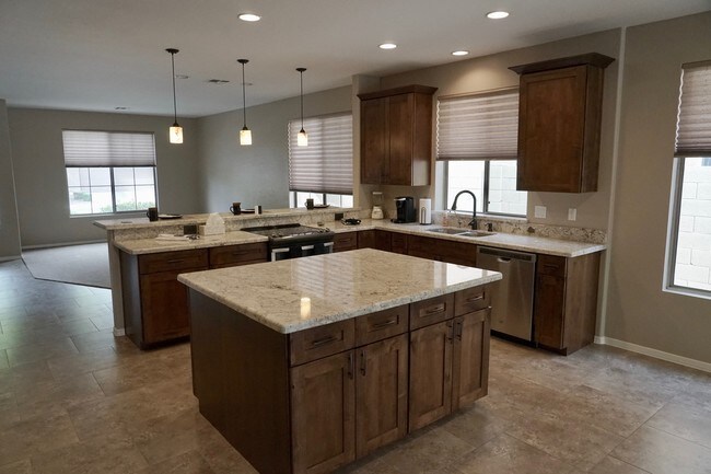 Kitchen w/Granite Countertops - 3333 W Twain Ct