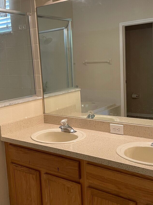 Foto del edificio - 11605 Grove Arcade Dr