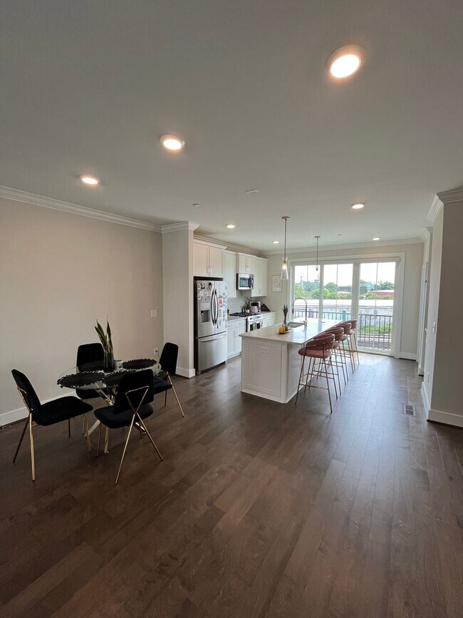 Foto del edificio - Stunning 2BD*, 3.5BA Raleigh Townhome with Bonus Office/Den on First Floor and 2-Car Attached Garage