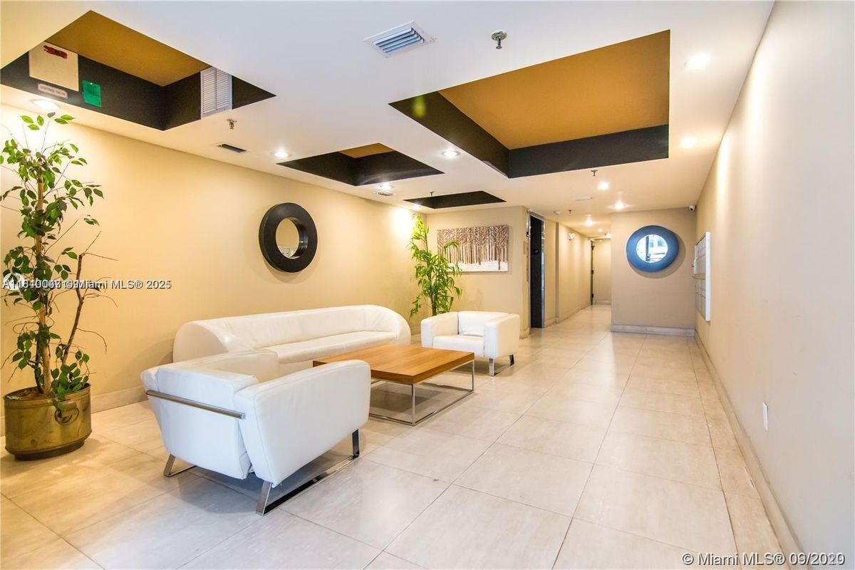 Building Photo - 2924 Collins Ave