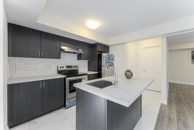 Photo du bâtiment - 2355-2355 Sheppard Ave W