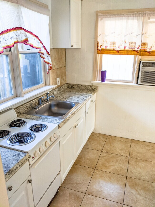 Foto del edificio - 228 Pierce Avenue