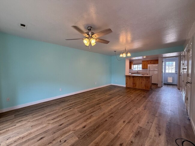 Building Photo - Charming 3-Bedroom Townhome in Springville!