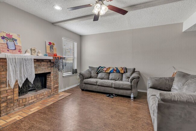 Foto del edificio - 3808-3814 Coates Circle