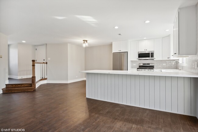 Building Photo - 1704 Lakecliffe Dr