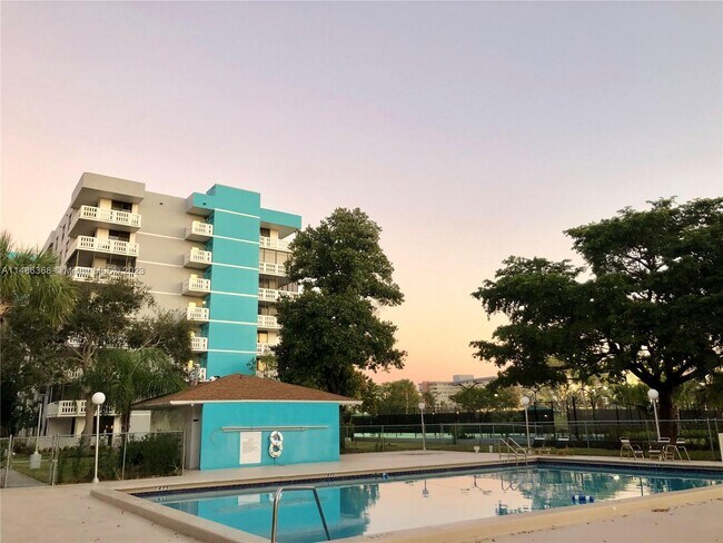 Foto del edificio - 919 Hillcrest Dr