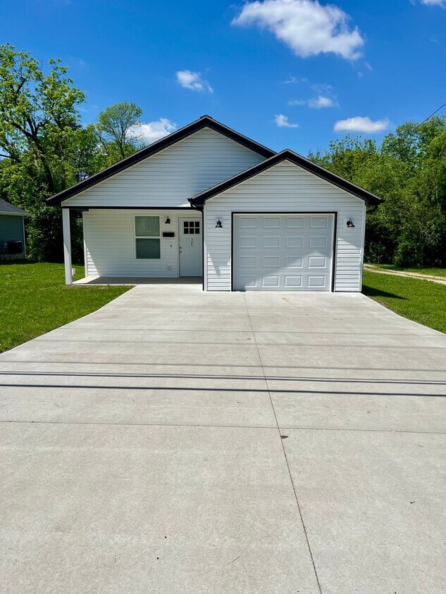 Foto principal - 3 Bed | 2 Bath | 1 Car Garage