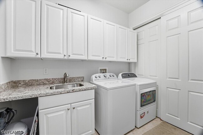 Building Photo - 7842 Hawthorne Dr