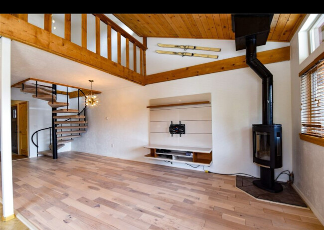 Building Photo - 166 S Fuller Placer Rd