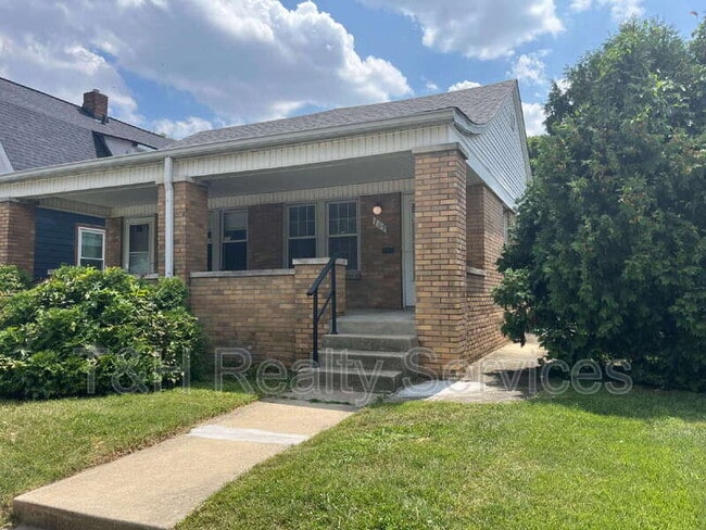 Building Photo - 709 E 49th St