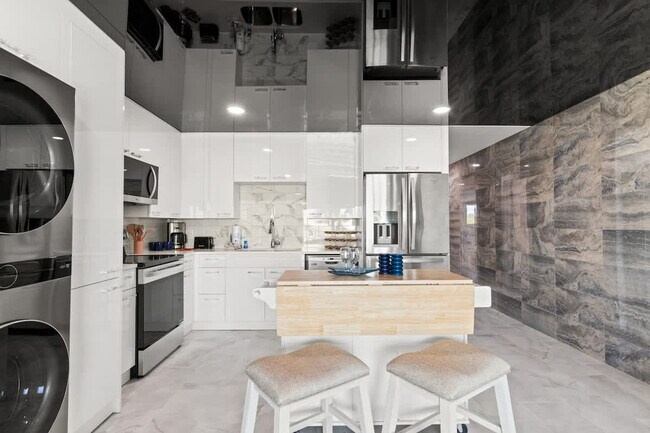 Building Photo - 8743 Thomas Dr