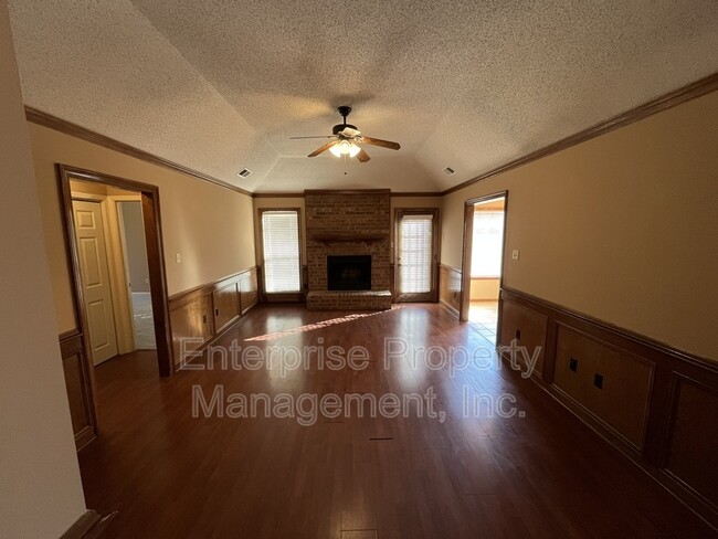 Foto del edificio - 2716 Arbor Ln Dr