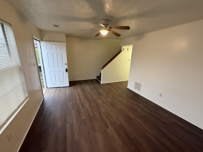 Foto del edificio - 3719 Trent Cir