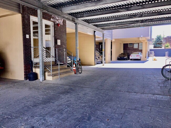 Foto del edificio - Spacious Olde Kensington 2bd/2bth Condo Ga...