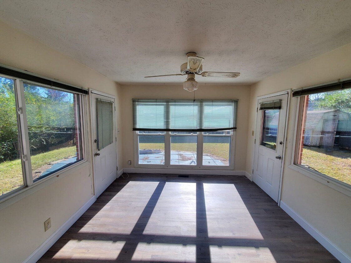 Foto del edificio - 220-224 4 Ply Ln