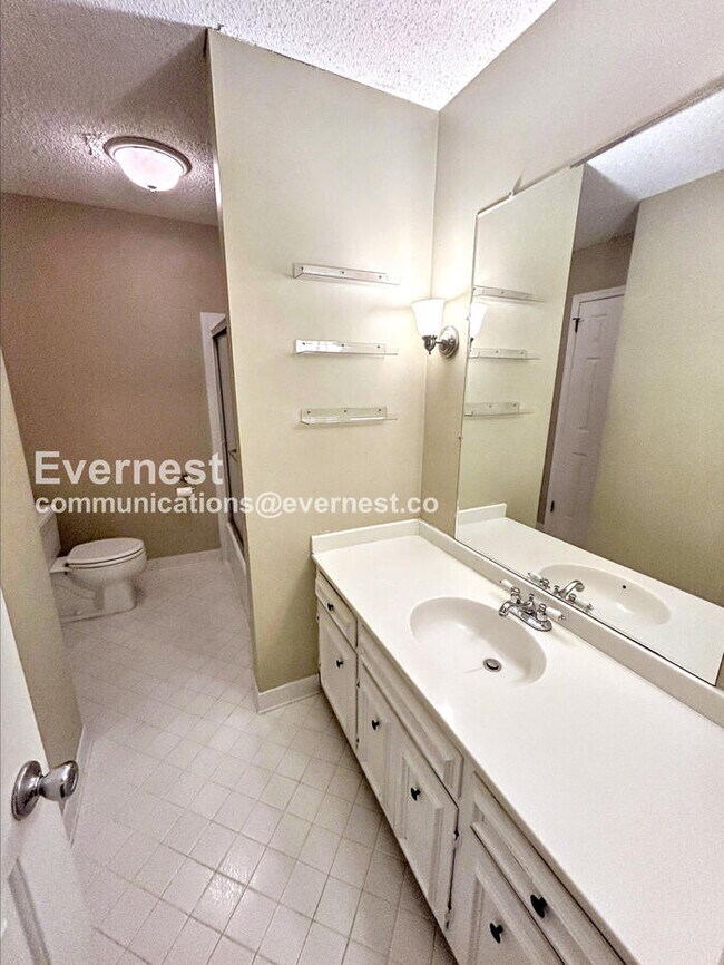 Foto del edificio - 2 Bed/2.5 Bath Townhome with Modern Amenities / Pet-Friendly / Available Now!