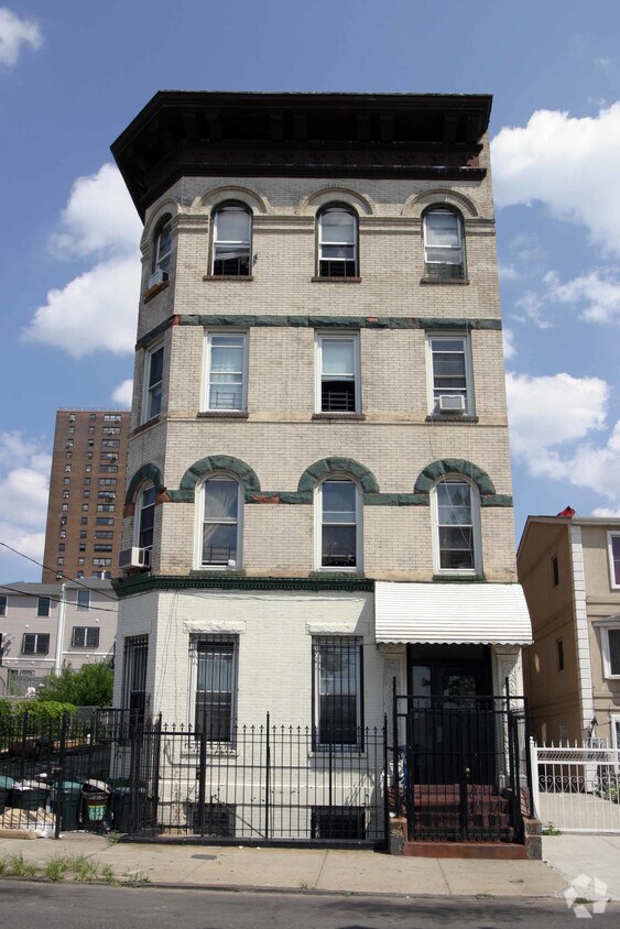 Primary Photo - 594 Eagle Ave