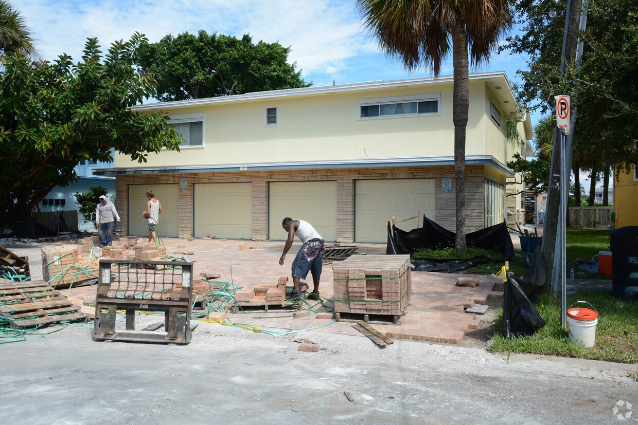 Foto del edificio - Dolphin Point Apartments
