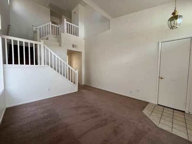 Building Photo - Charming 3 bedroom, 2.5 bathroom home!