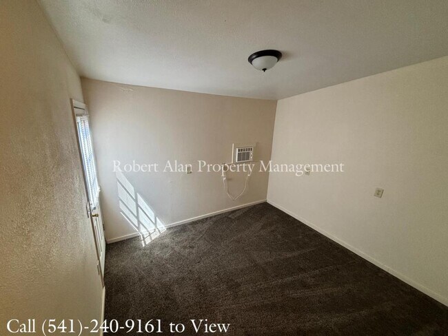 Foto del edificio - 3424 NE Riverside Ave