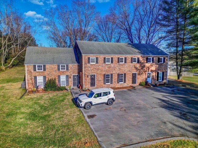 Building Photo - 5021 Emerald Dr