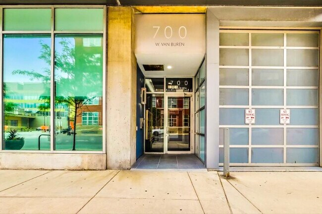 Entrada del edificio - 700 W Van Buren St