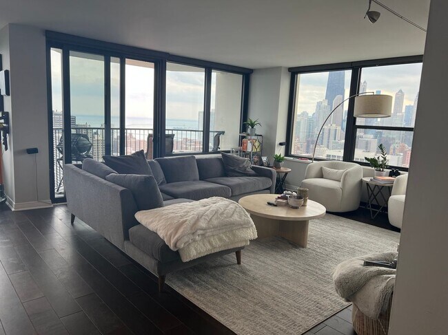 Foto del edificio - 1560 N Sandburg Terrace