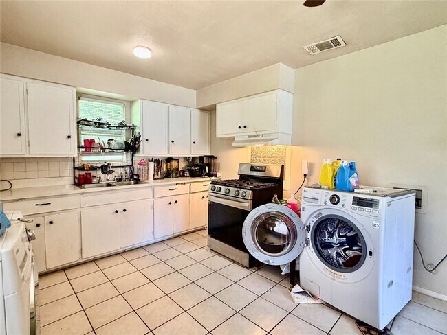 Foto del edificio - 1412 Oakwood Dr