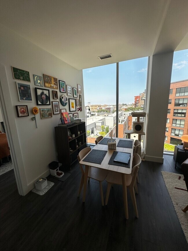 Foto del edificio - 1664 W Division St