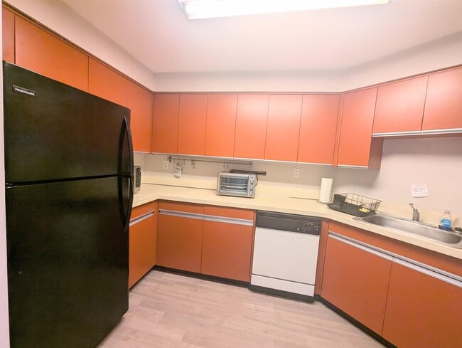 Building Photo - 1240 Harmon Cove Tower