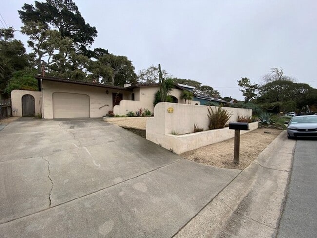 Building Photo - 835 17 Mile Dr