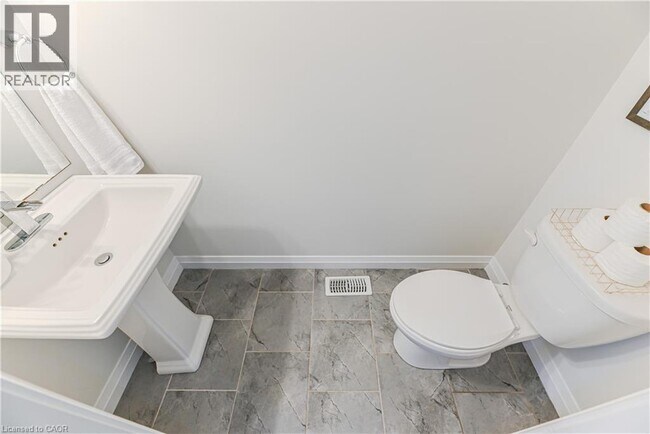 Building Photo - 35 Midhurst Heights