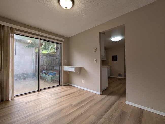 Foto del edificio - Bright 3 bedroom/ 1 bathroom Duplex with a fireplace and covered parking!