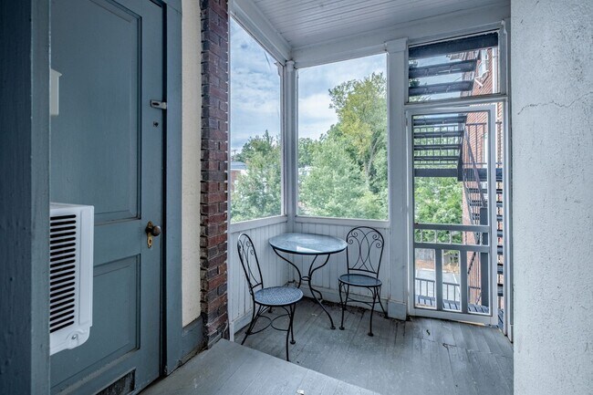 Building Photo - Cozy 2 Bedroom Apartment