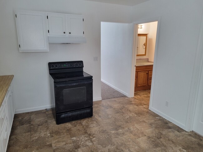 Building Photo - 2026 S 11th St W