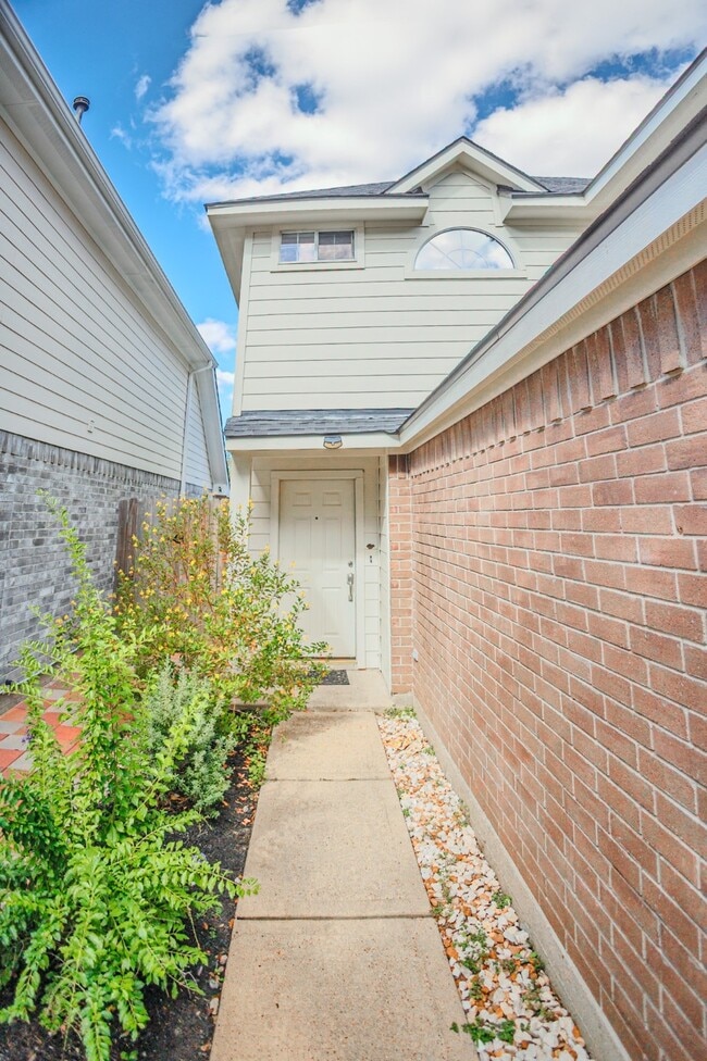 Building Photo - 19334 Strathmore Pl Ln