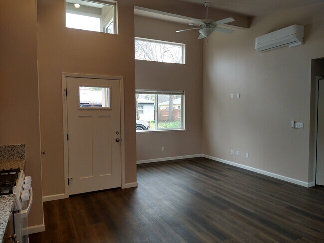 Building Photo - 2145 Floral Ave