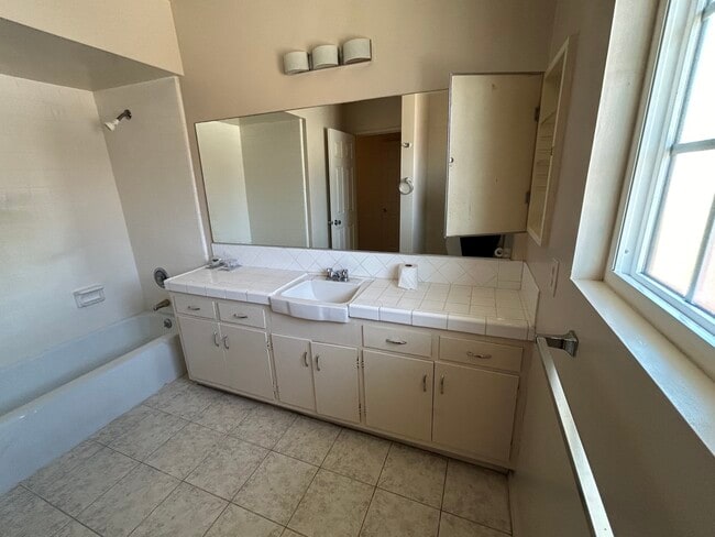 Sink/vanity - 147 Genoa St