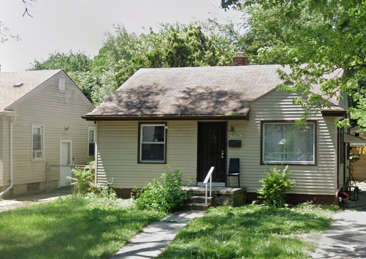 Foto principal - Charming 2-Bedroom Home in a Quiet Detroit...