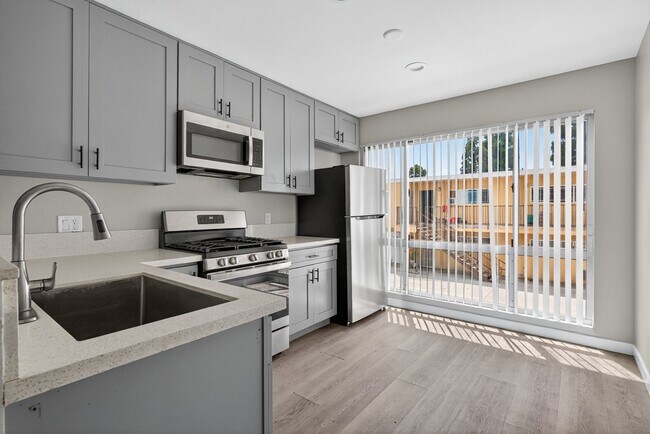 Foto del edificio - 10442 Lampson Ave