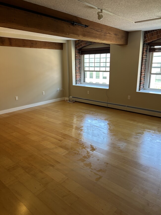 Large, open living area - 240 Jackson St