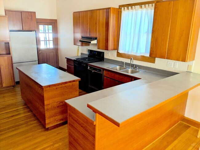 Foto del edificio - Rockridge Duplex | 3 Bed / 2 Bath | Hardwood Floors | Dogs Considered