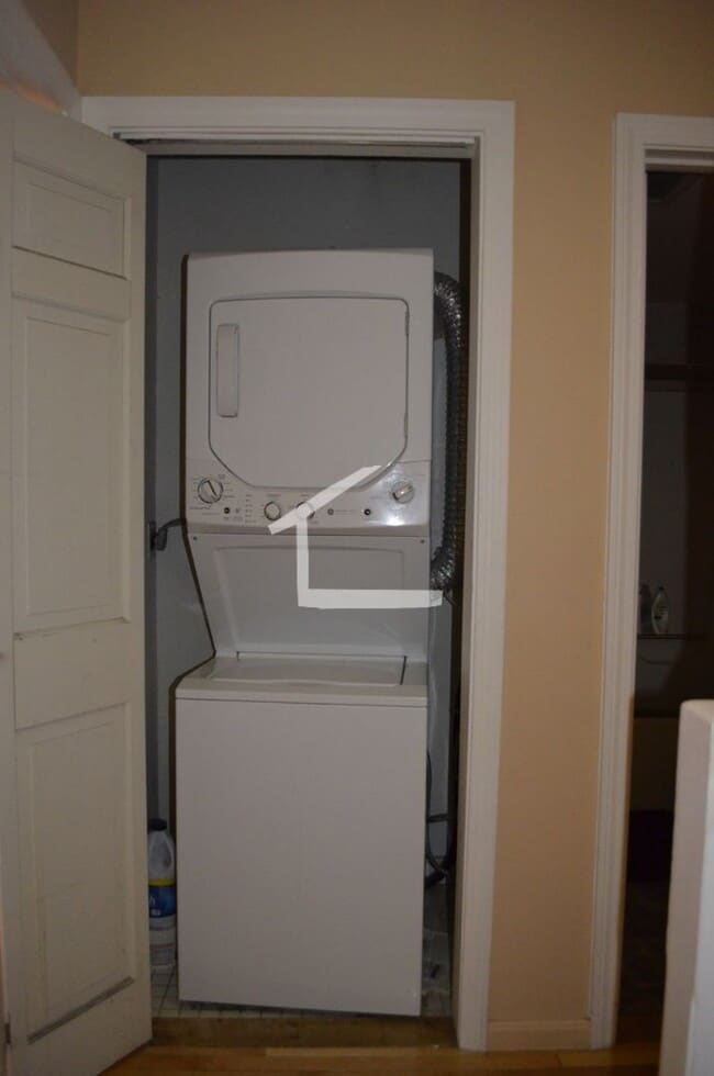 Building Photo - Modern Townhouse with Garage, Laundry in U...
