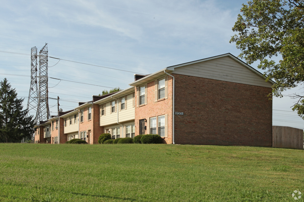 Primary Photo - Fox Hill Apartments