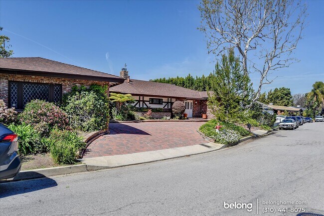 Building Photo - 2065 Stradella Rd