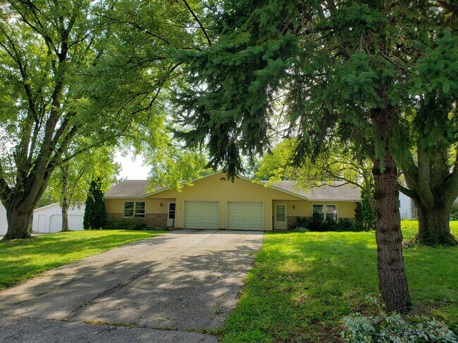 Building Photo - 607 Oak St